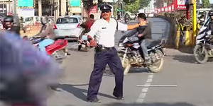 Polisi Keren Atur Lalu Lintas Sambil Menari Moonwalk