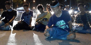 Remaja Alay Unggah Foto Salat di Jalan, Bapaknya Minta Maaf