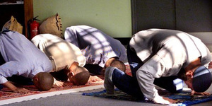 Tuntut Waktu Salat, 200 Pekerja Muslim Dipecat