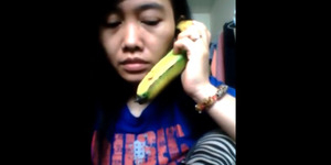 Video: Kocak! TKW Telepon Suami Pakai Pisang