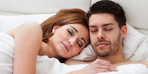 5 Keuntungan Tidur Telanjang Dengan Pasangan