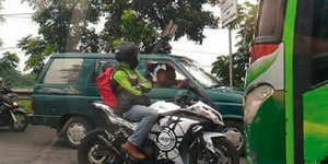 Aksi Biker Ninja Hadang Bus Begajulan Dipuji Netizen