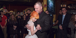 Foto Hayley Williams-Chad Gilbert Ciuman Mesra Usai Menikah