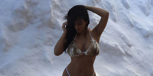 Foto Kim Kardashian Nekat Pakai Bikini di Tengah Salju