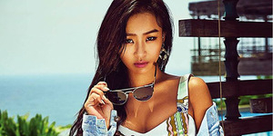 Foto Seksi Hyorin Sistar dengan Majalah The Celebrity di Bali