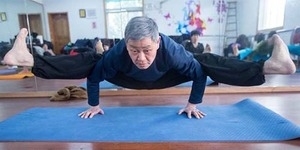 Kakek Tangguh, Usia 72 Masih Mampu Mengajar Yoga