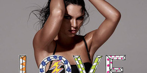Kendall Jenner Pamer Kulit Eksotis & Perut Langsing di LOVE Magazine