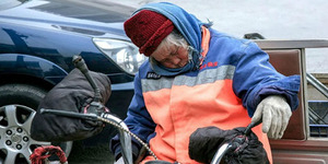 Netizen Tersentuh Lihat Nenek Tukang Sapu Tidur Pulas di Jalan