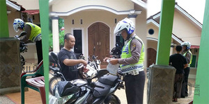 Pemotor Tak Pakai Helm Ditilang Polisi di Depan Rumahnya