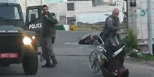 Polisi Israel Dorong Pria Palestina Sampai Terjungkal dari Kursi Roda