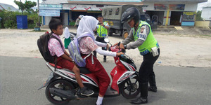 Siswi SD Bawa Motor Ditilang Melawan, Polisinya Dibentak