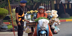 Tak Malu, Kartika Chandra Istri Brimob Jualan Sayur Keliling