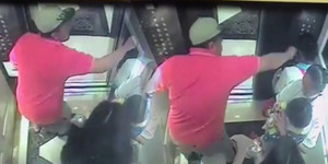 Video Pria Mirip Anggota DPR Ivan Haz Pukuli Pembantu di Lift