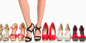 5 Cara Longgarkan Sepatu Kesempitan