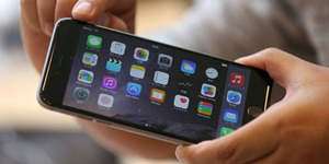 Apple Pakai Layar OLED Pertama di iPhone 7s?