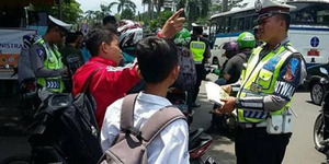 Bocah SMP Ditilang Tak Pakai Helm Ngotot, Dinasehati Polisi