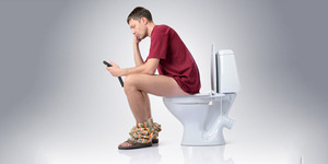 Dampak Buruk Gunakan Ponsel di Toilet