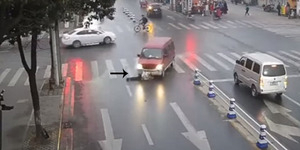 Detik-detik Wanita Tertabrak dan Terlindas Mobil di Tiongkok