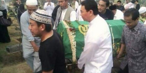 Foto Ahok Gotong Mayat Warga Muslim Bikin Heboh Netizen