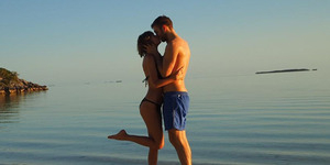 Foto Hot Taylor Swift & Calvin Harris Ciuman Mesra di Pantai