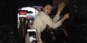 Heboh Video Selena Gomez Mabuk & Menari Liar di Bar Texas