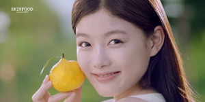 Kim Yoo Jung Tampil Segar Dengan Make Up Tipis di Iklan Kosmetik