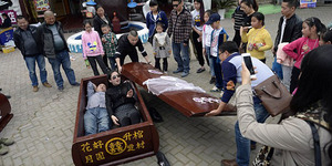 Ngeri, Tidur di Peti Mati Jadi Tren Baru di Tiongkok