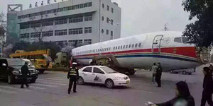 Pesawat Belok di Jalan Bikin Heboh Warga Tiongkok