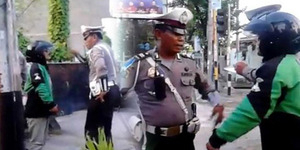 Sopir GoJek Lawan Polisi Ogah Ditilang, Ngakunya Wartawan