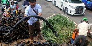 Terkuak! Inilah Pemilik Kabel Penyumbat Selokan di Jakarta
