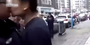 Video Pria Cium Bibir Polisi Dihujani Bogem Mentah