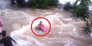 Video: Aksi Penyelamatan 3 Saudara Yang Hanyut di Sungai