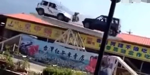 Atraksi Ekstrem Mobil Bermain Ayunan Bikin Merinding