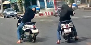 Biker Ngantuk Ketiduran di Motor Matic, Bangun Woy!