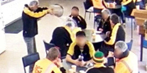Dipicu Hot Dog, Buruh Pabrik Siram Rekan dengan Air Mendidih