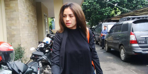 Foto Hot Nikita Mirzani Lupa Pakai Bra di Kantor Polisi
