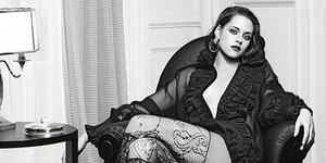 Foto Kristen Stewart Pamer Belahan Dada Seksi di Iklan Chanel