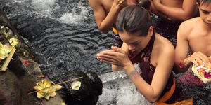 Foto Mandi Suci di Tirta Empul Bali, Nikita Mirzani Dituduh Murtad