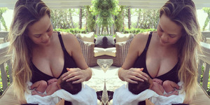 Foto Perdana Bayi Cantik Chrissy Teigen & John Legend