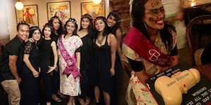 Foto Ratu Felisha Cemong Dapat Kue Bentuk Mr. P Saat Pesta Lajang