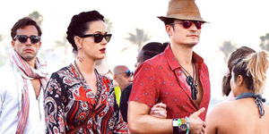 Orlando Bloom Pakai Celana Tenun Flores di Coachella 2016