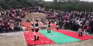 Heboh Video Gadis Seksi Asyik Ngedance di Kuburan China