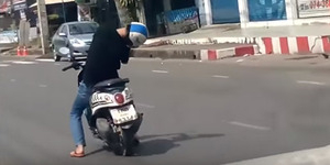 Ketiduran Saat Nyetir Motor, Pria Ini Tabrak Pejalan Kaki
