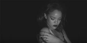 Rihanna Umbar Payudara Seksi di Video Klip Kiss It Better