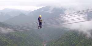 Video: Ada Pekerjaan Melintasi Awan di China
