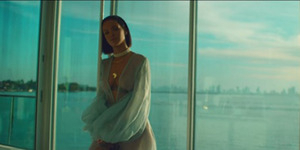 Hot! Rihanna Berbaju Transparan di Video Klip 'Needed Me'