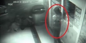 Video Pria Menembus Pintu Toko Hebohkan Dunia Maya