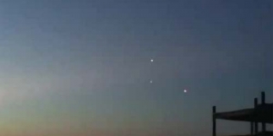 3 UFO Melintas di Langit Melbourne Australia