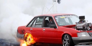 Aksi Bakar Ban Mobil Burn Out Cetak Rekor Dunia