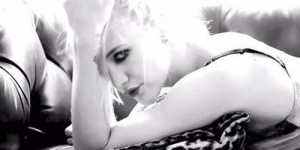 Ashlee Simpson Nyaris Bugil di Video Bat For a Heart